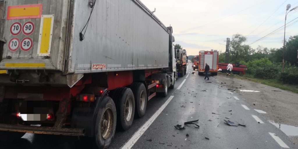 FOTO | Microbuz cu 14 persoane, accident în Vâlcea. A fost declanșat planul roșu