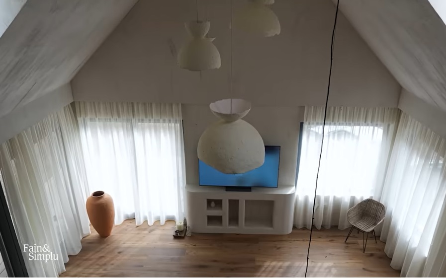 Imagini cu casa în care locuiește Sânziana Negru, lângă pădure. A construit-o de la zero: „Cea mai mare bătaie de cap cred că a fost cu muncitorii”