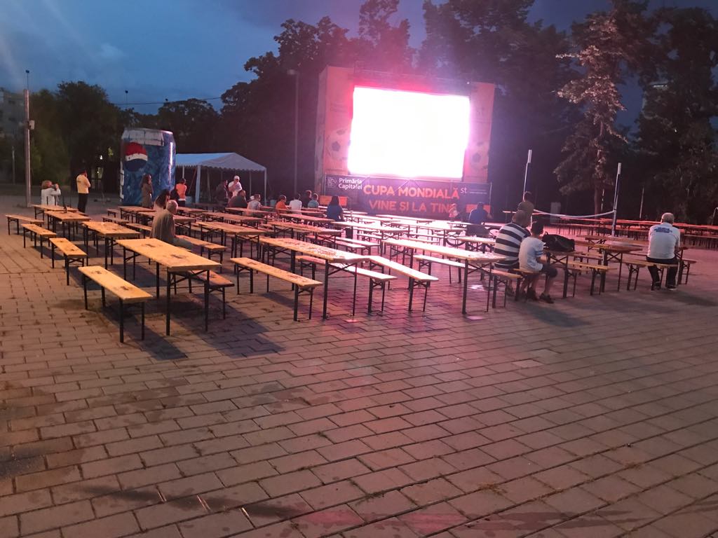 Primăria Capitalei n-are mușterii, la ecranul amplasat lângă Arena Națională. Ploaia i-a alungat pe microbiști / GALERIE FOTO & VIDEO