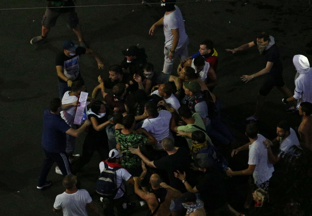 Doi jandarmi au fost luați la bătaie de protestatari. O femeie a cazut pradă furiei manifestanților