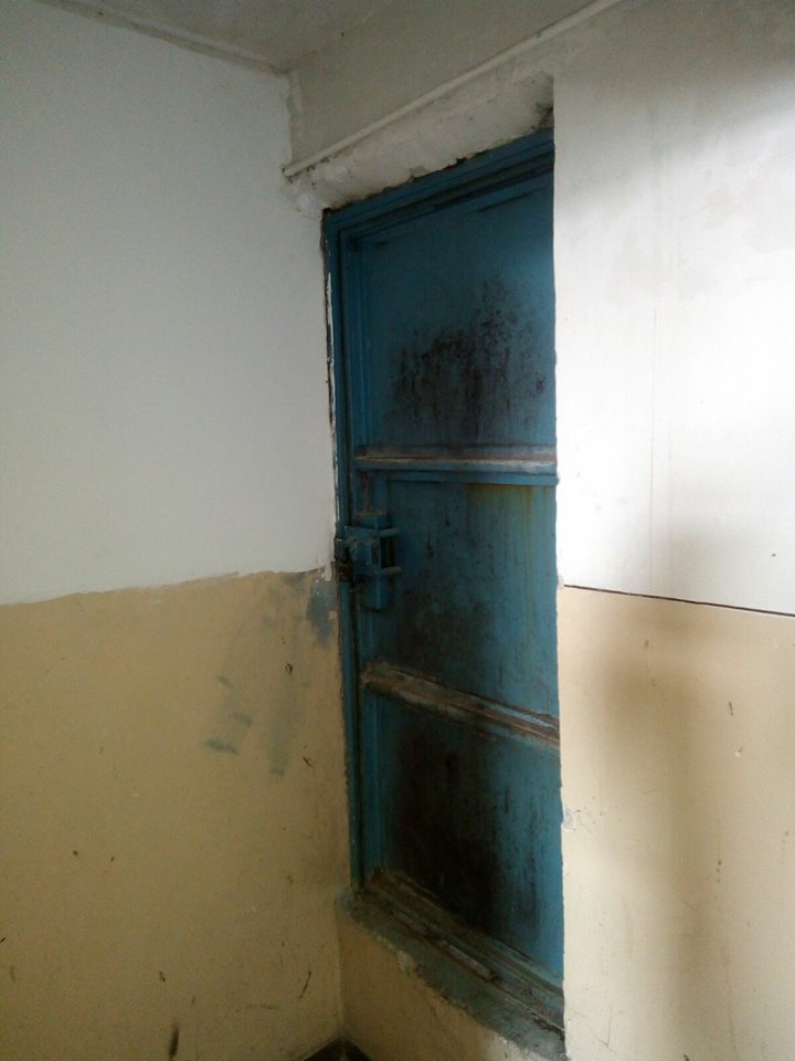 FOTO/ Apartamentele repartizate medicilor de la Spitalul de Psihiatrie Galați, pline de gunoaie, cu pereți scorojiți, țevi ruginite și geamuri sparte