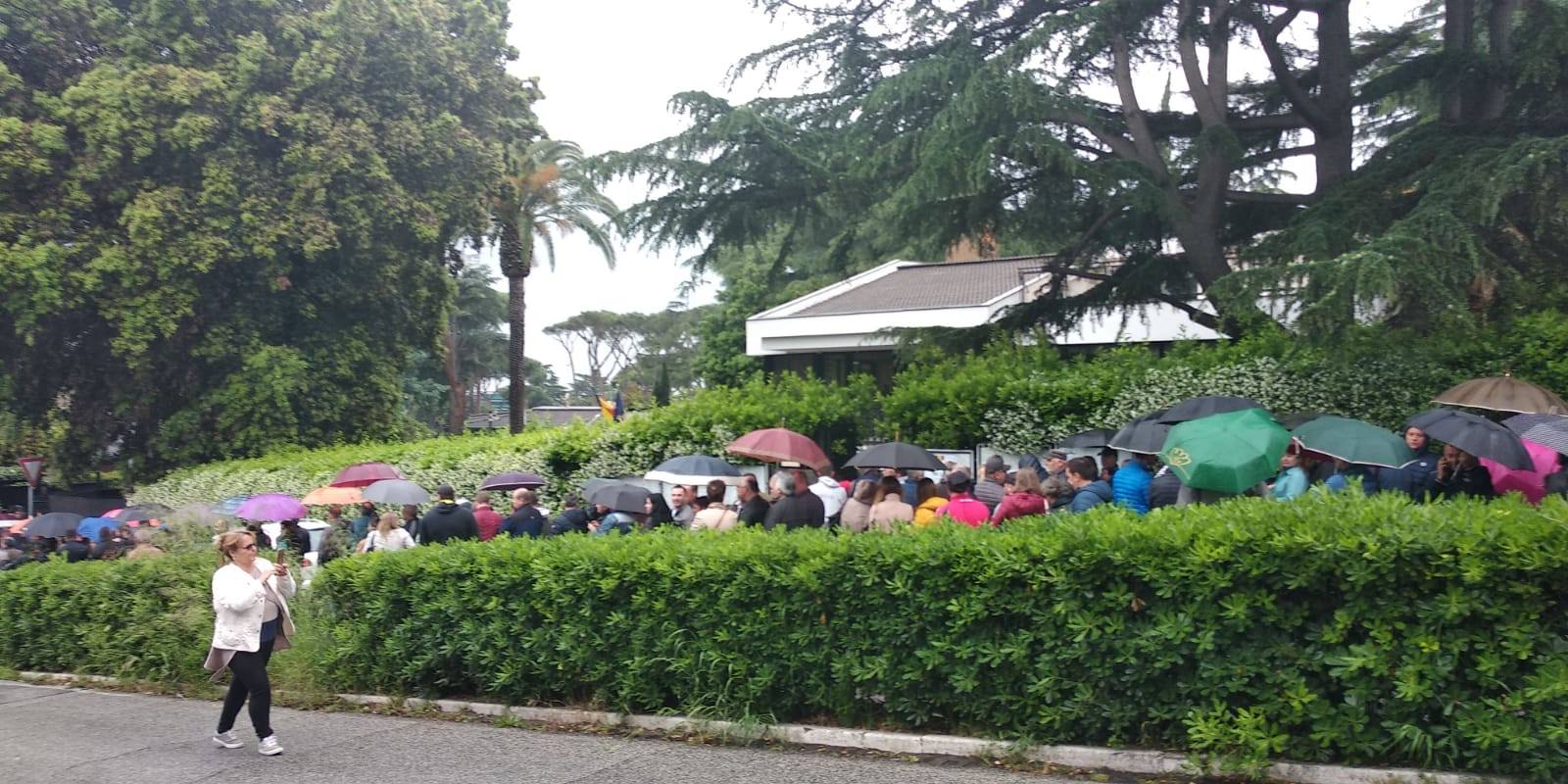 FOTO, VIDEO | Imagini incredibile la Londra: coadă interminabilă la secția de votare din cartierul botezat „Little Romania”! Mobilizare exemplară a diasporei și în Germania, Italia, Olanda și Belgia