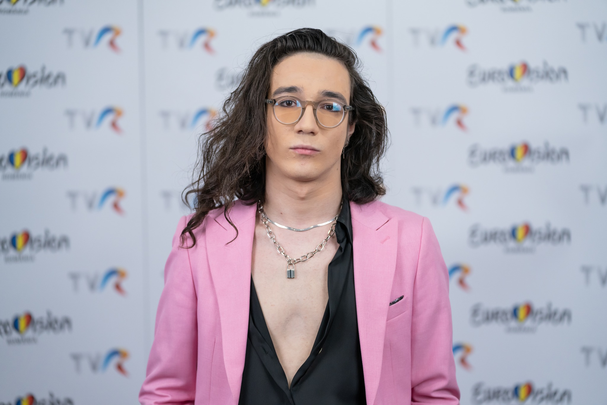 Cine e Theodor Andrei, reprezentantul României la Eurovision 2023. Tânărul are peste 100 de melodii compuse