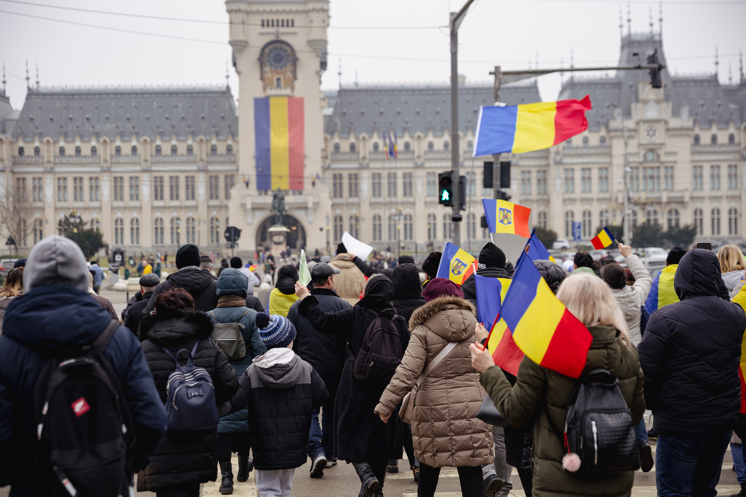 Ziua Unirii în imagini la Iași: câteva mii de oameni s-au bucurat de „sârba moldovenilor” și au fluierat puținii politicieni prezenți | Fotoreportaj