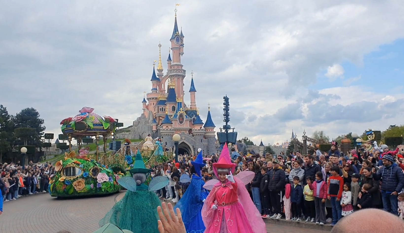Ponturi pentru o vacanță reușită la Disneyland, Paris. Cum să faci economie de timp și de bani