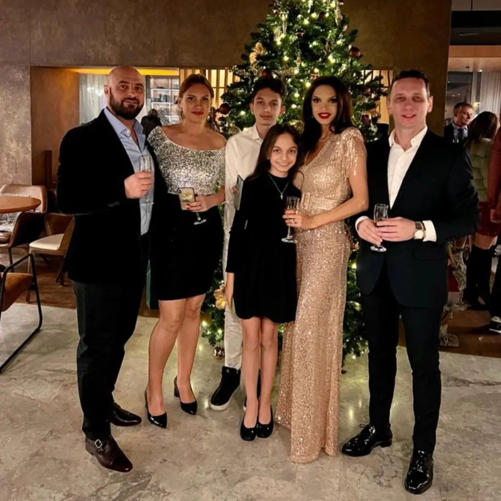 Cristina Spătar, prima fotografie alături de fiul soțului ei. Au pozat ca o adevărată familie