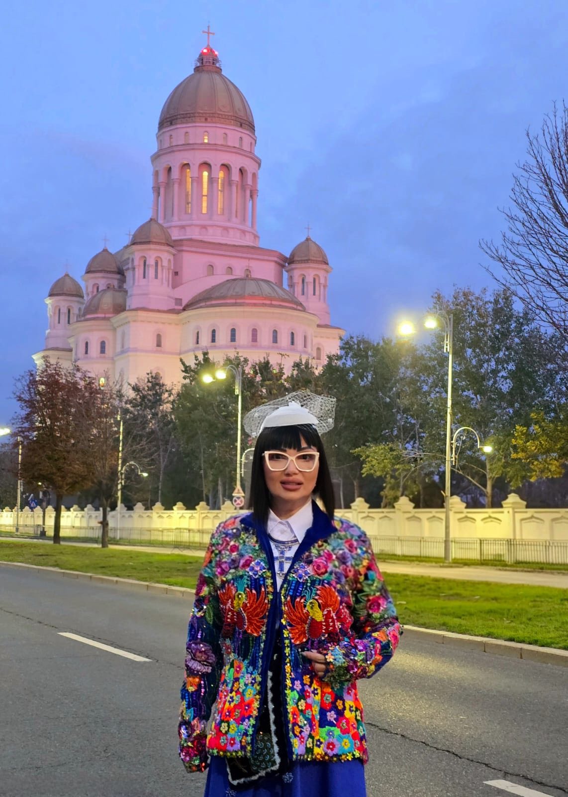 Cum au apărut Ozana Barabancea și fiica ei la sfințirea Catedralei Mântuirii Neamului. Ținuta nonconformistă a vedetei a atras atenția tuturor
