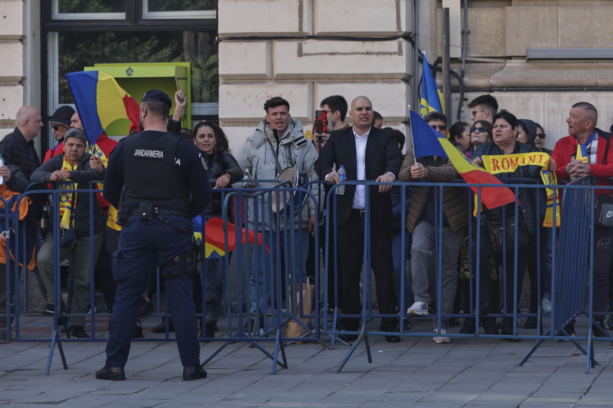 Susținătorii lui Călin Georgescu s-au dus la depunerea candidaturii lui Crin Antonescu la alegerile prezidențiale
