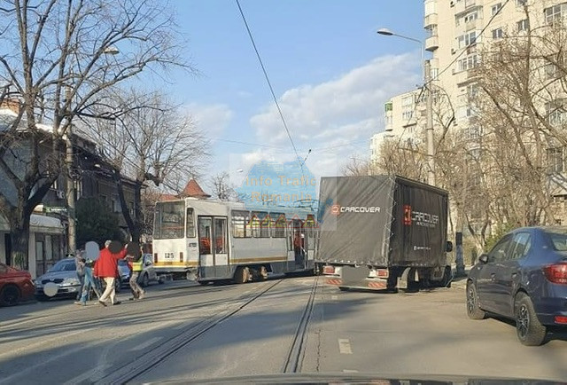 Un tramvai a deraiat în zona Baicului din Bucureşti şi a lovit cinci maşini. FOTO