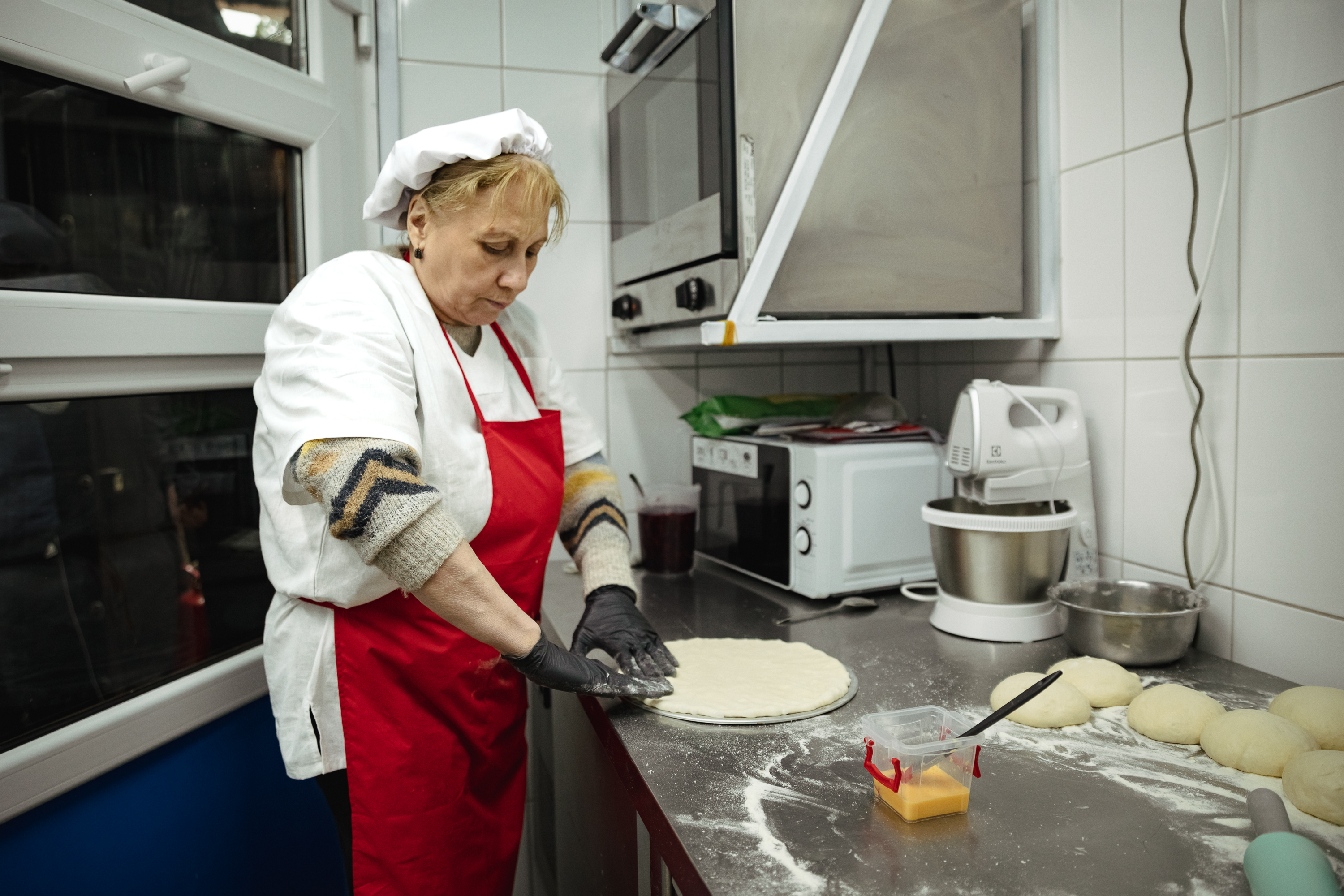 „Românii au încă probleme cu ospitalitatea. La bucătărie și servicii mai aveți de lucru”. Interviu cu un venerabil șef de restaurante venit la București să deschidă un local. La el a mâncat și Putin