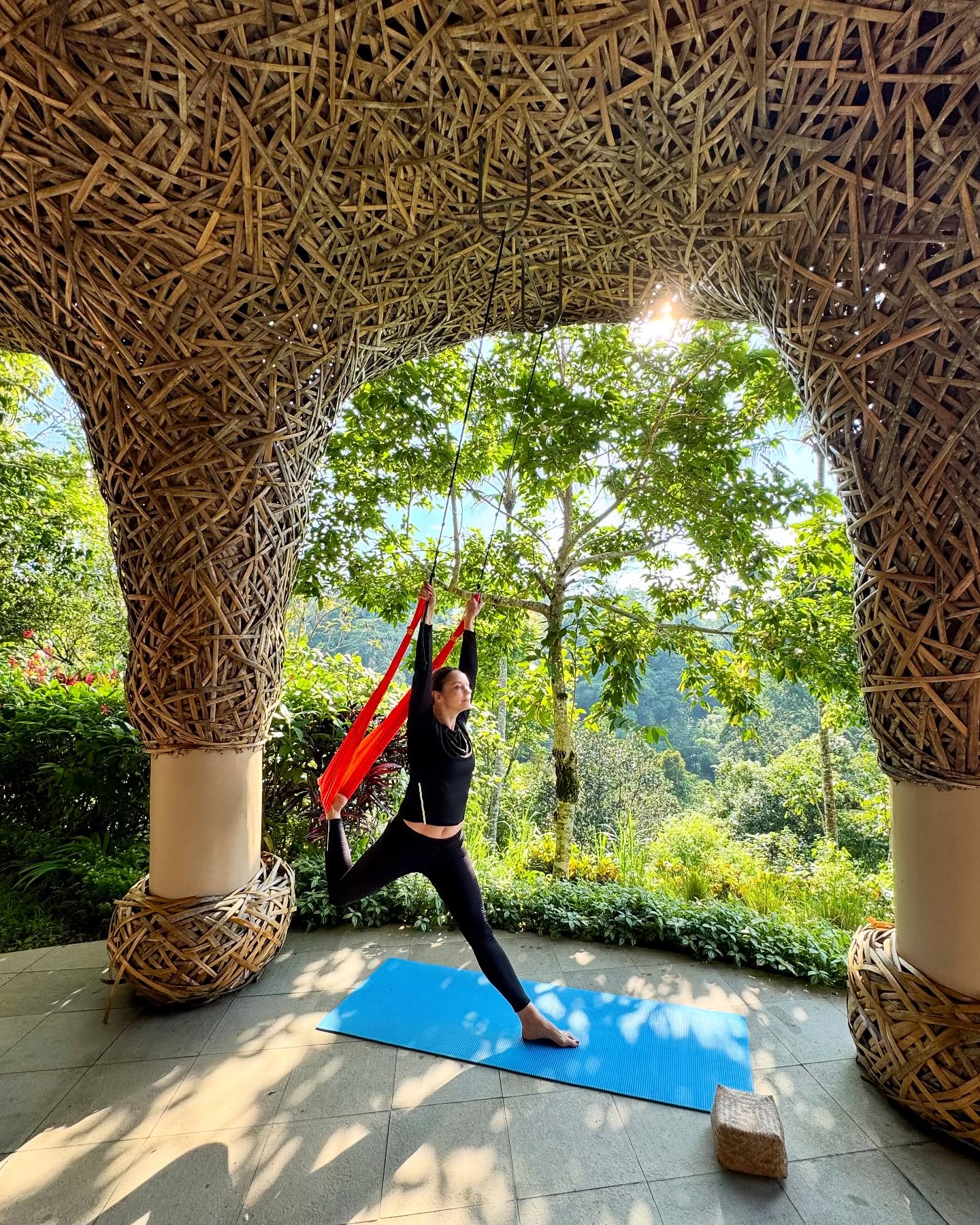Cum a apărut Andreea Marin în vacanța din Bali. Imagini cu vedeta, suspendată în aer, în timpul unei clase de yoga