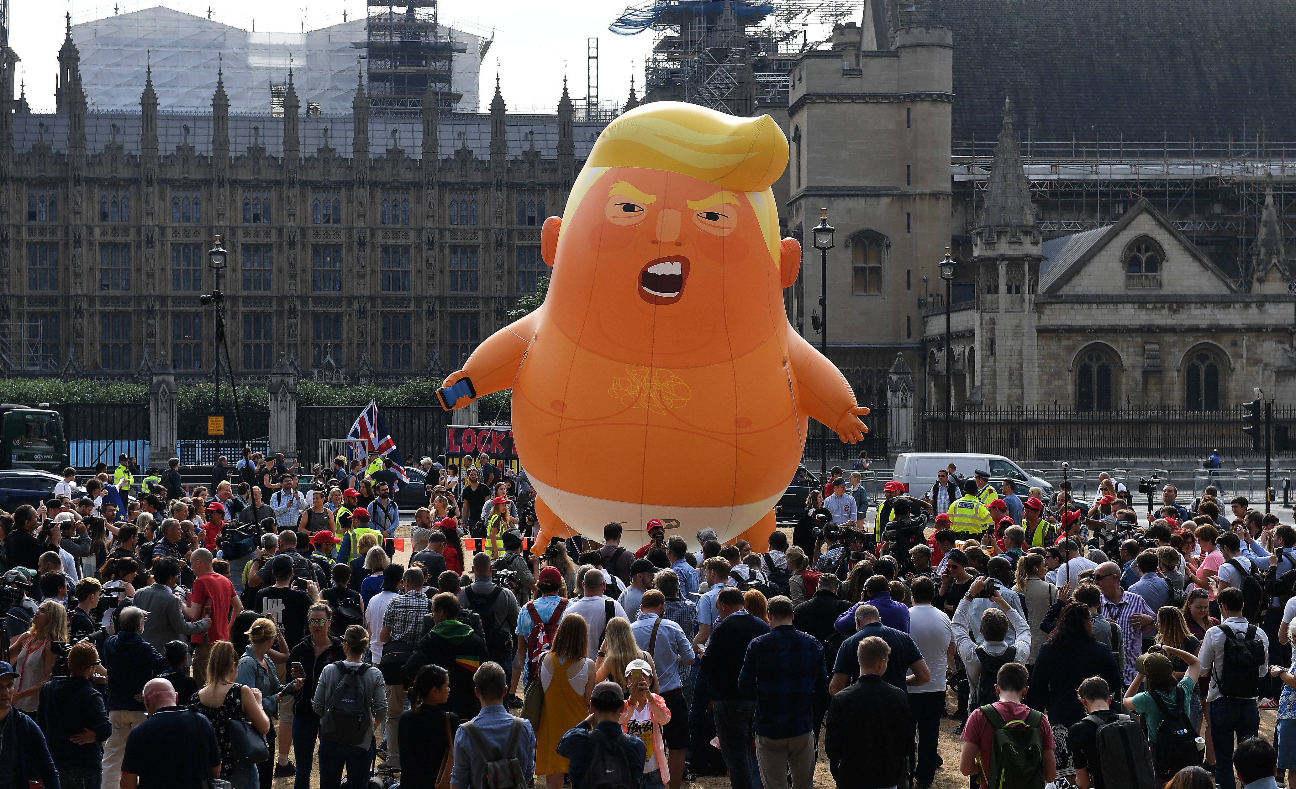 FOTO | Zeci de mii de oameni protestează la Londra împotriva vizitei lui Trump în Marea Britanie