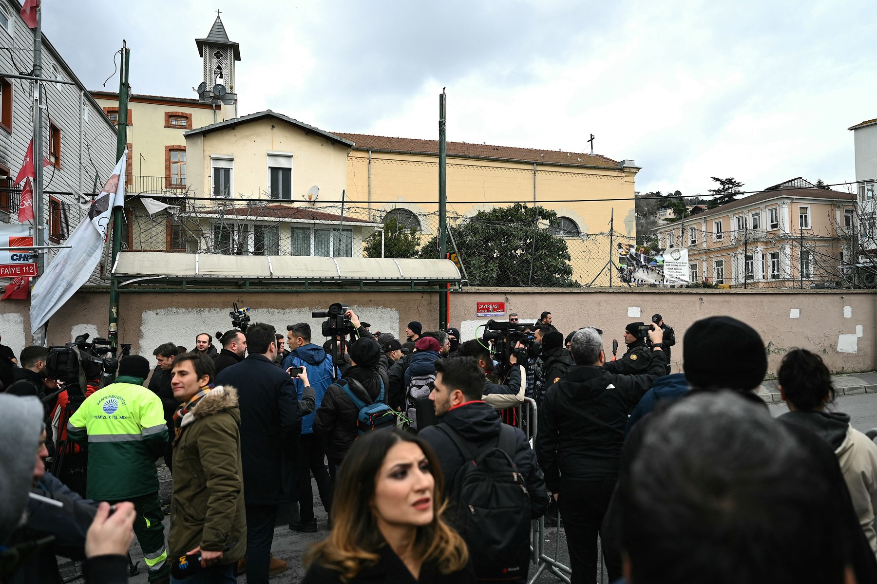 Atac armat la o biserică catolică din Istanbul. Doi bărbați mascați au deschis focul în timpul slujbei. Cel puțin un om a fost ucis