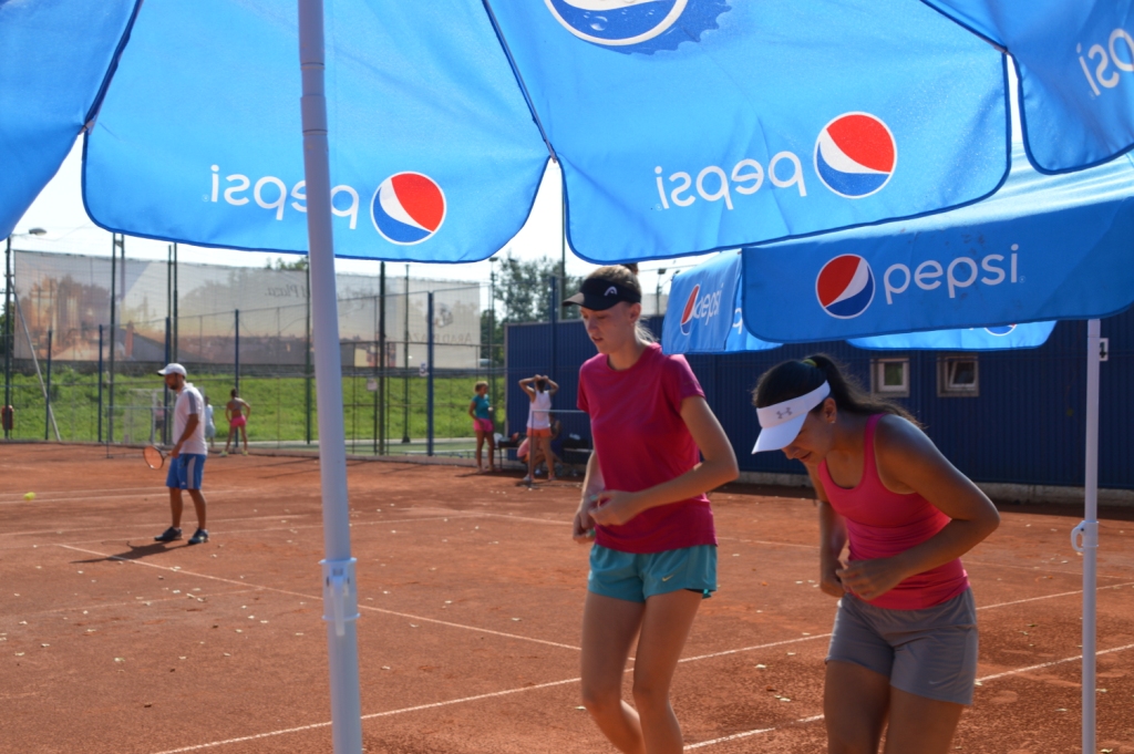 Ioana Loredana Roșca și-a adus buldogul francez la Arad. Fata a câștigat Roland Garros-ul la junioare / GALERIE FOTO