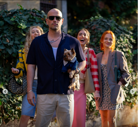 O comedie românească pune sub lupă relațiile moderne și datingul din 2025. Matei Dima: „N-ar trebui să cedăm presiunii sociale din jur. N-ai copii? E OK. Ai copii? E OK”