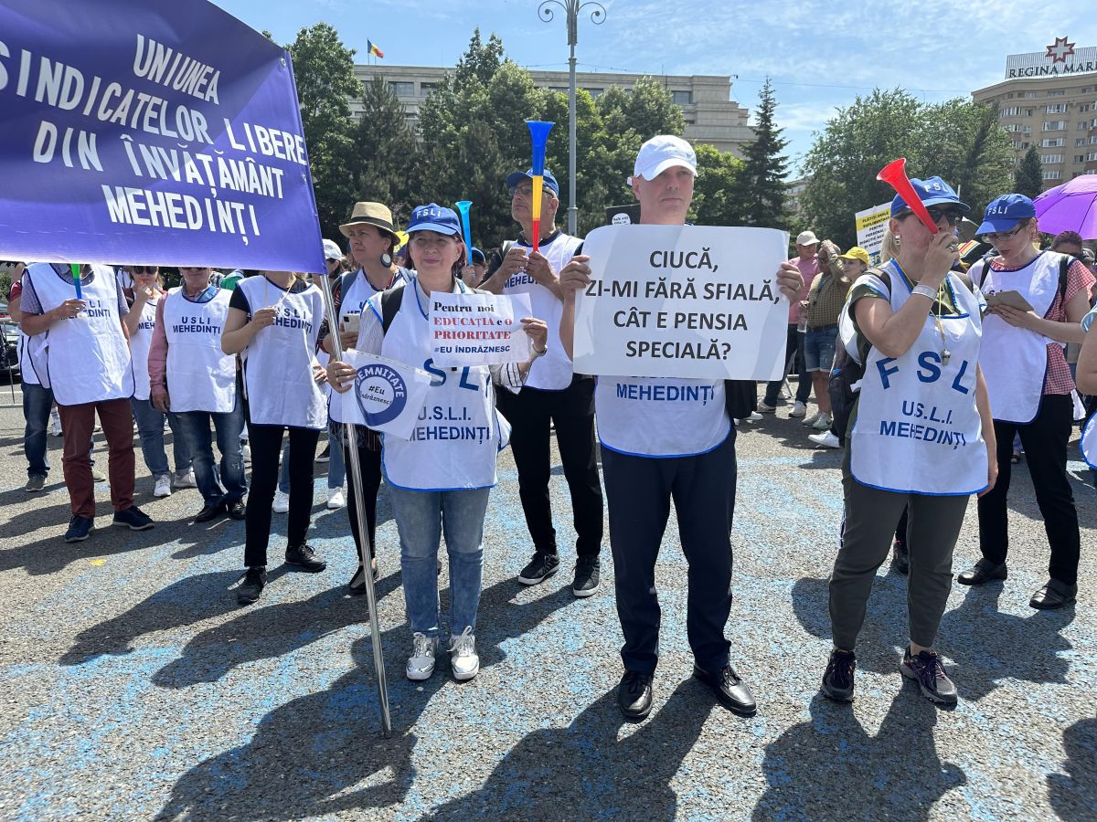Protest al profesorilor, în a treia săptămână de grevă. Manifestanții au scandat în fața Palatului Cotroceni: „Demisia!”, „Nu cedăm!”