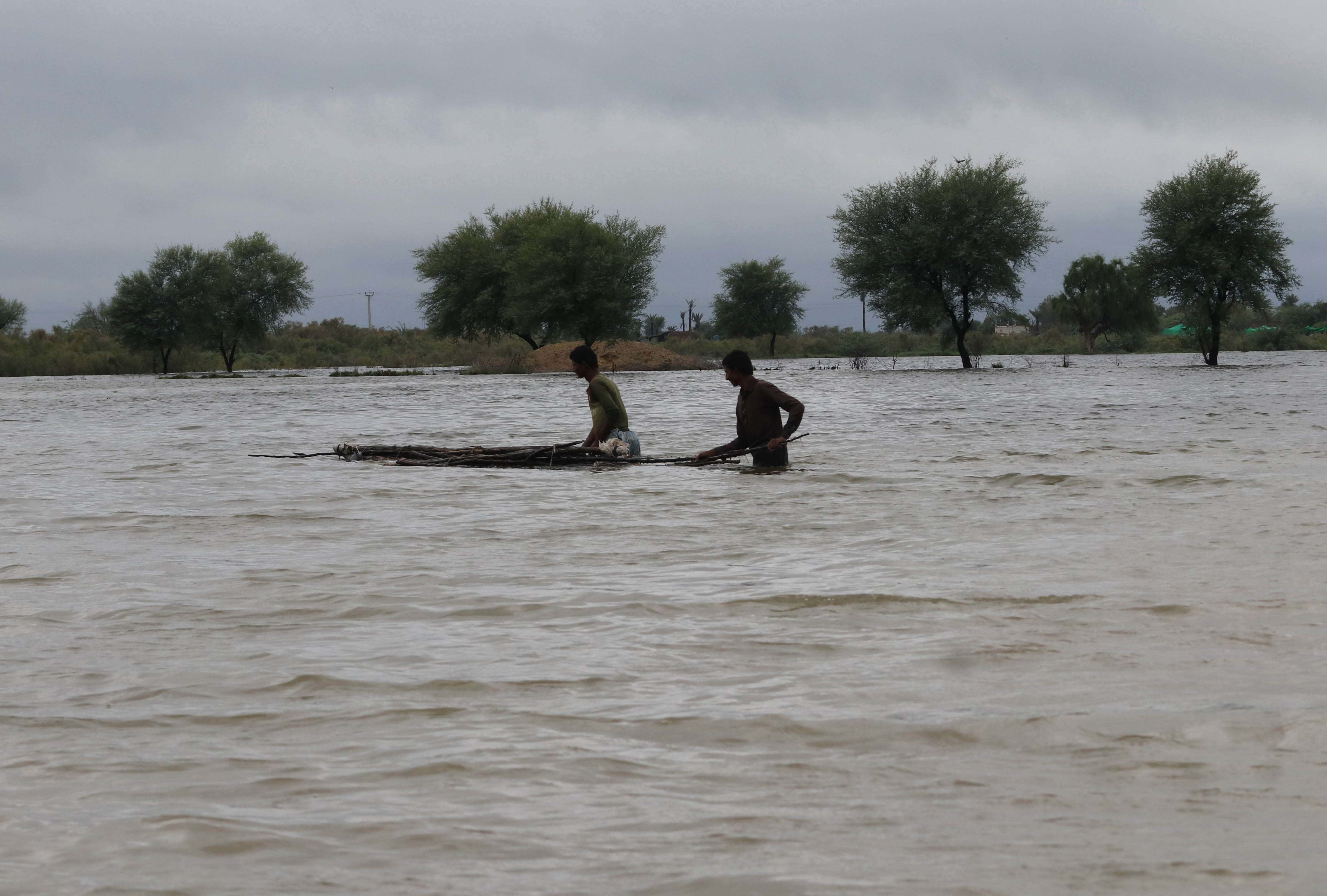 Risc de răspândire a bolilor infecțioase în Pakistan, unde numărul oamenilor uciși de inundații a depășit 1.200