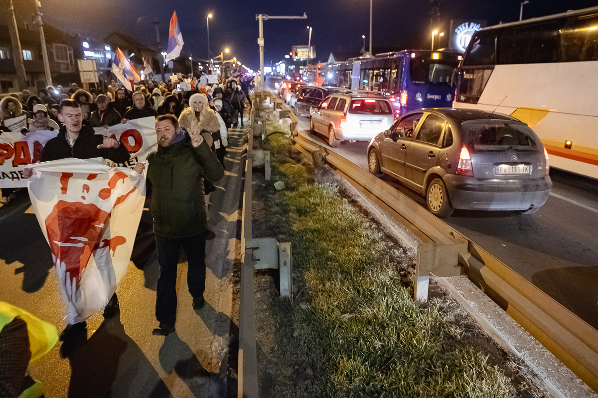 Blocadă pe un mare pod peste Dunăre din Belgrad. De aproape 4 luni, sârbii strigă „Corupția ucide!” | Video/Fotogalerie