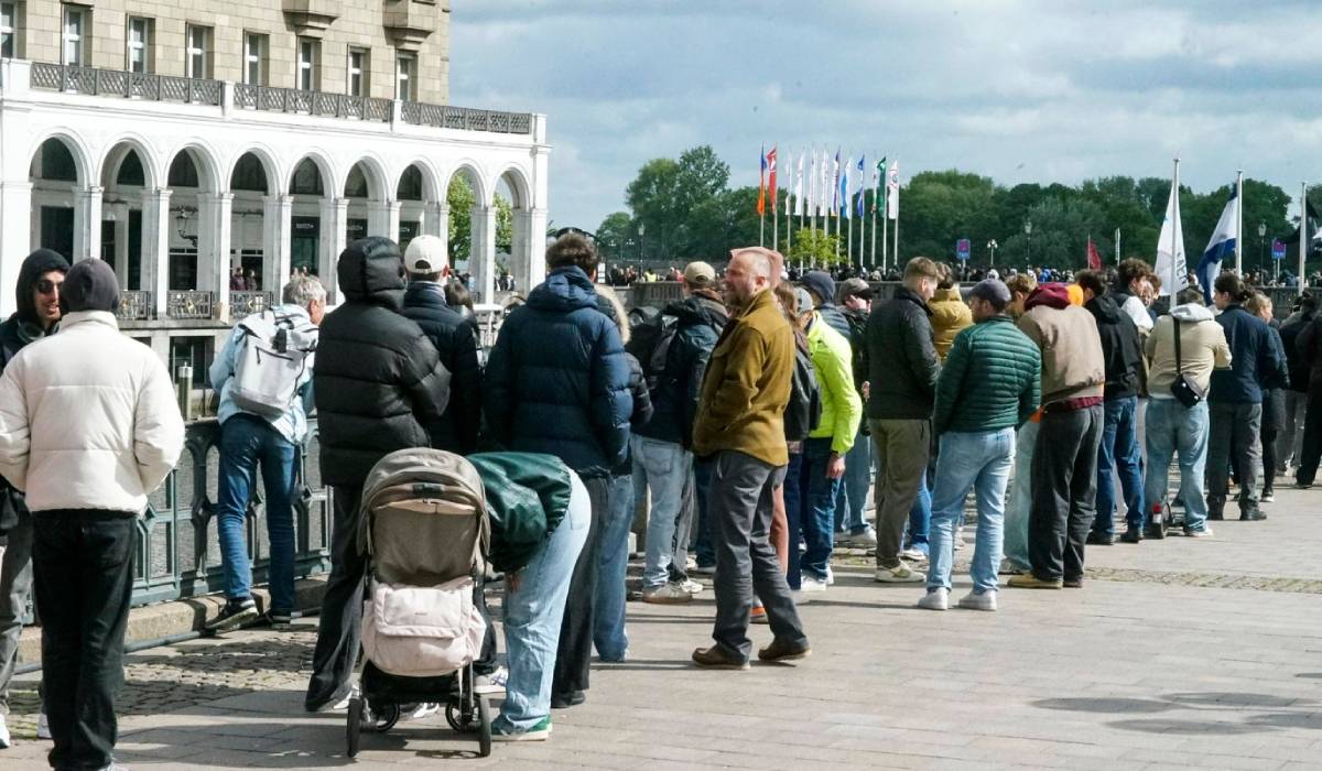 Cozi de 26 de ore și haos pentru Royal Pop, ceasul de 400 de euro care a înnebunit lumea. Cât costă acum pe piața neagră