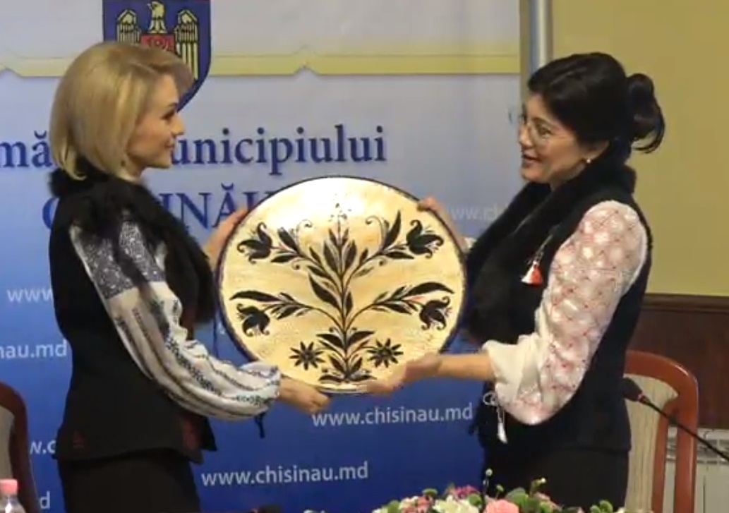 Gabriela Firea și Silvia Radu, îmbrăcate la conferință cu iile pe care și le-au făcut cadou