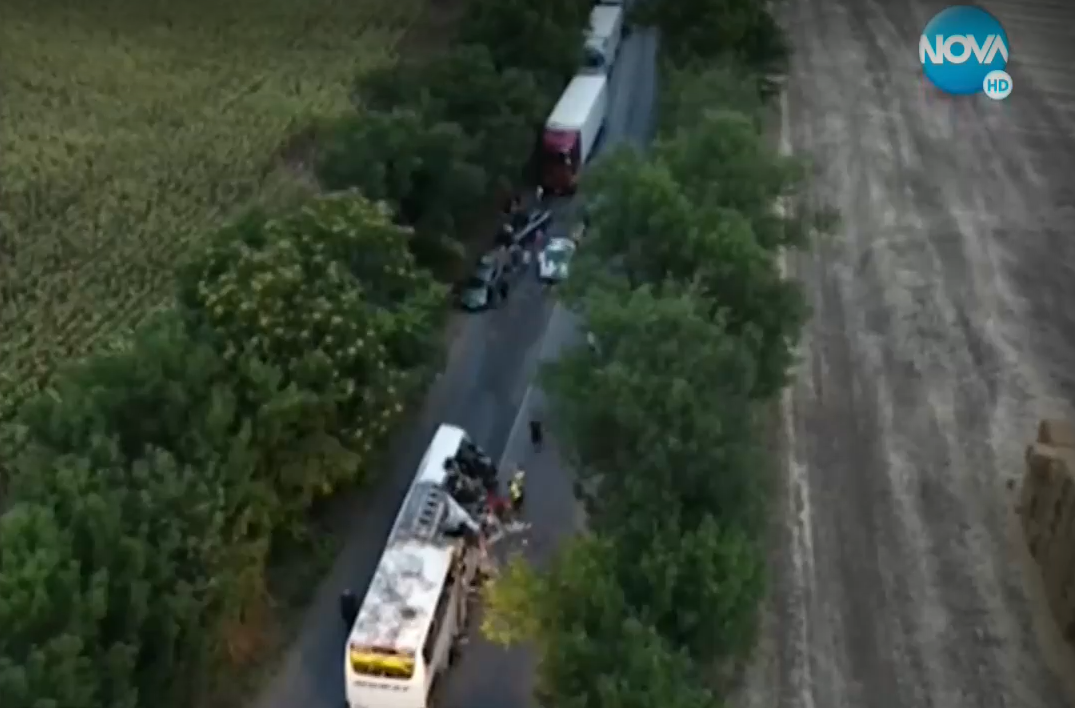Imagini teribile cu autocarul românesc implicat în accident în Bulgaria. Bucăți din vehicul au rămas agățate de un copac