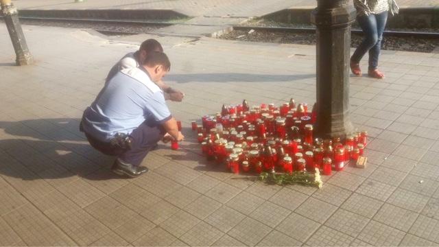 Peronul unde a fost ucis polițistul din Suceava, transformat în loc de pelerinaj. Zeci de lumânări au fost depuse în memoria lui Sorin Vezeteu