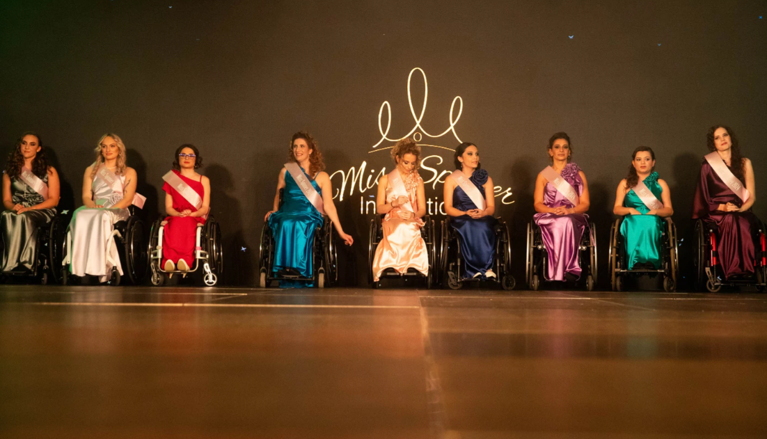 O tânără din Szeged a câștigat Miss Spinner International: „Nu suntem doar oameni țintuiți în scaune rulante, ci și femei frumoase”