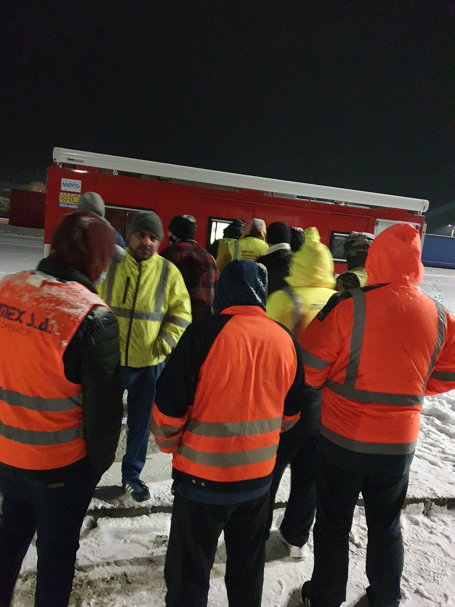 VIDEO | Sute de șoferi de TIR, mulți români, ținuți cu orele în viscol și ger la granițele Germaniei, ca să facă testul COVID