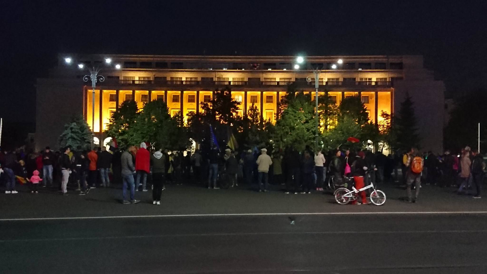 Protest în Piața Victoriei. Aproximativ 100 de oameni s-au adunat în fața Guvernului / FOTO