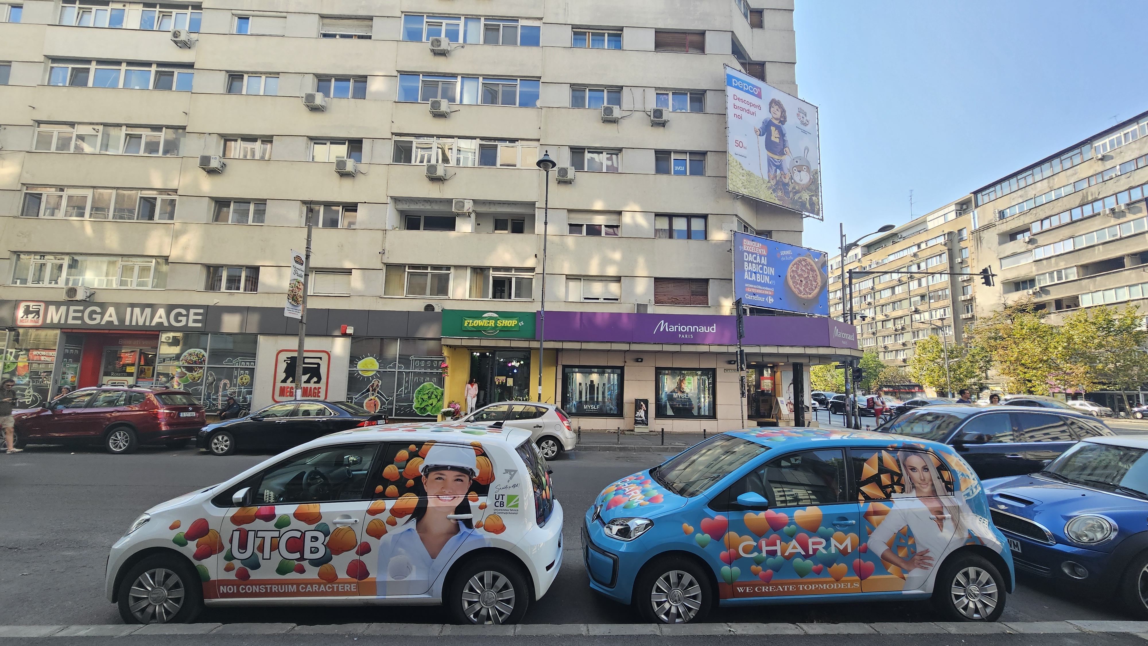 O universitate din București şi-a parcat maşinile lângă cele care fac reclamă la videochat: „Creăm supermodele” versus „Noi construim caractere”