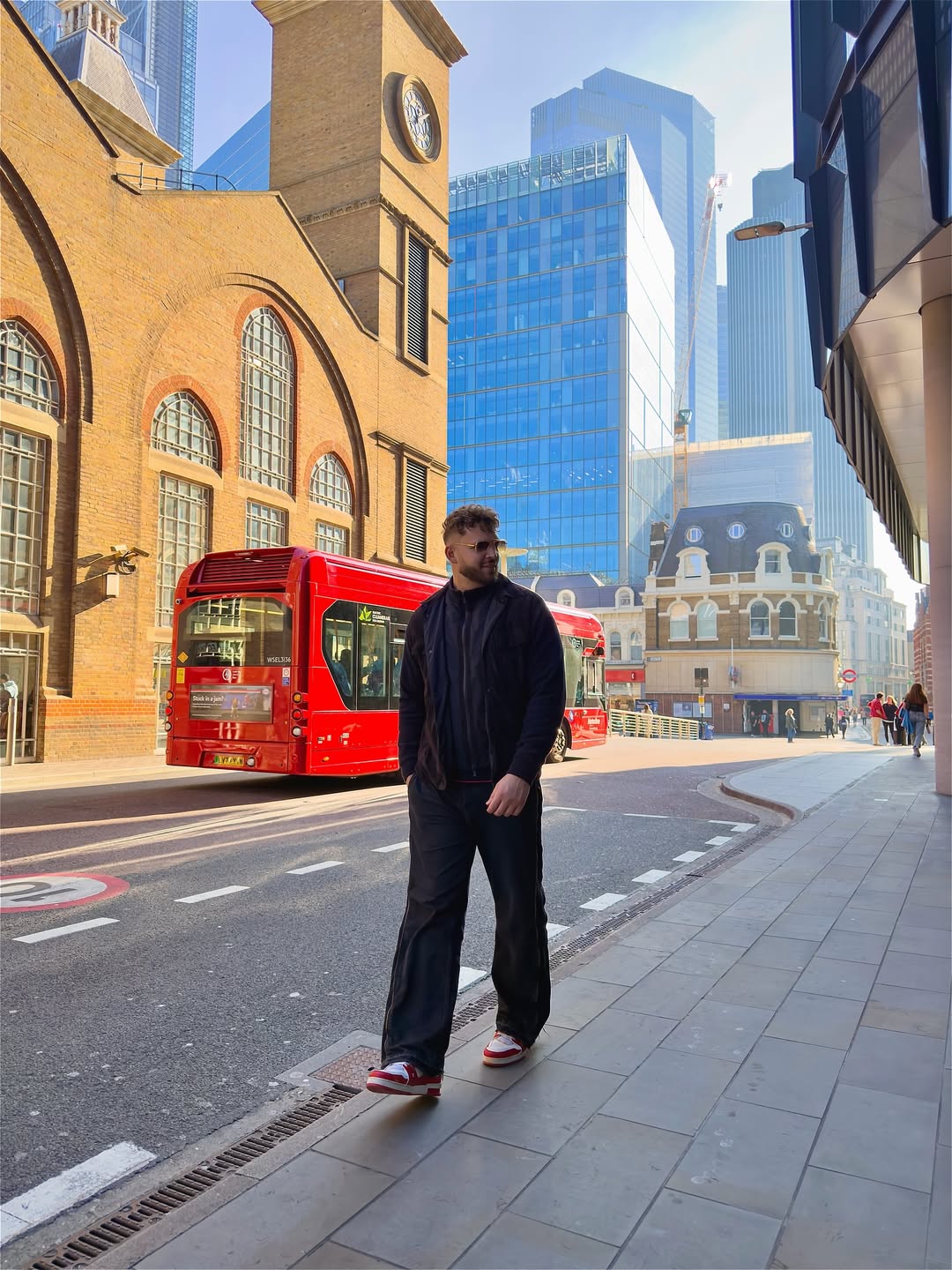 Cel mai urmărit român de pe Instagram a lăsat Marea Britanie pentru București. De ce a venit în țară „Urmașul lui Arnold Schwarzenegger”