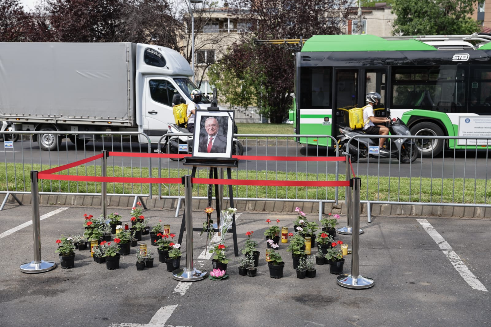 Funeralii de stat pentru Ion Iliescu. Ultimele omagii aduse în fața sicriului fostului președinte, în Sala Unirii, la Palatul Cotroceni
