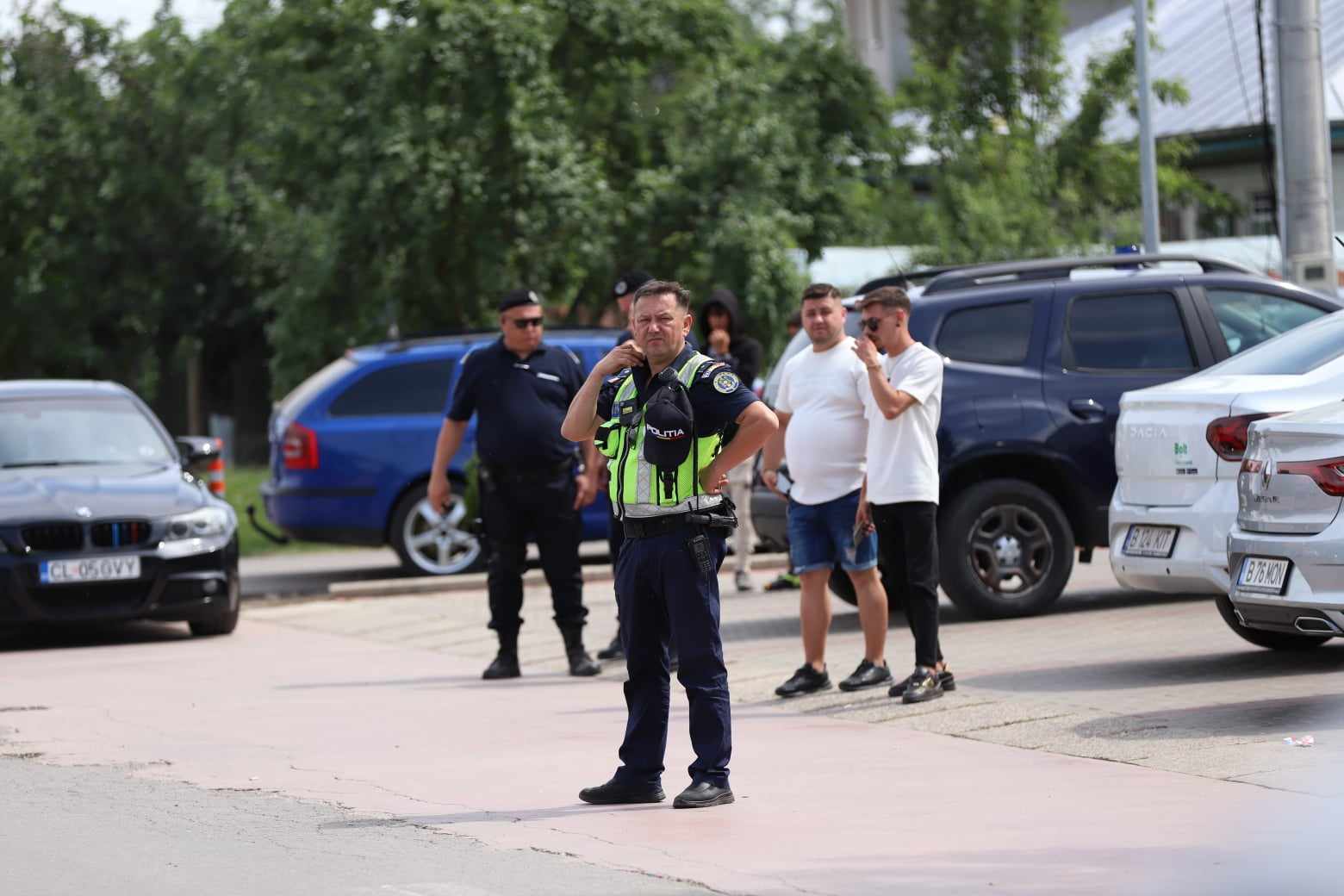 ALEGERI 2024. Secția de votare din Belciugatele, Călărași, păzită de jandarmi și polițiști, după bătaia dintre PSD și PNL de săptămâna trecută. „50 de porții de mici și o friptură la doi oameni”