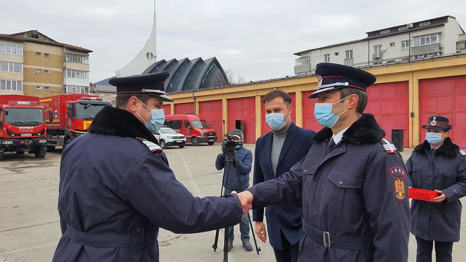 Trei pompieri care au intervenit la incendiul de la Spitalul din Neamț, avansaţi în grad înainte de termen