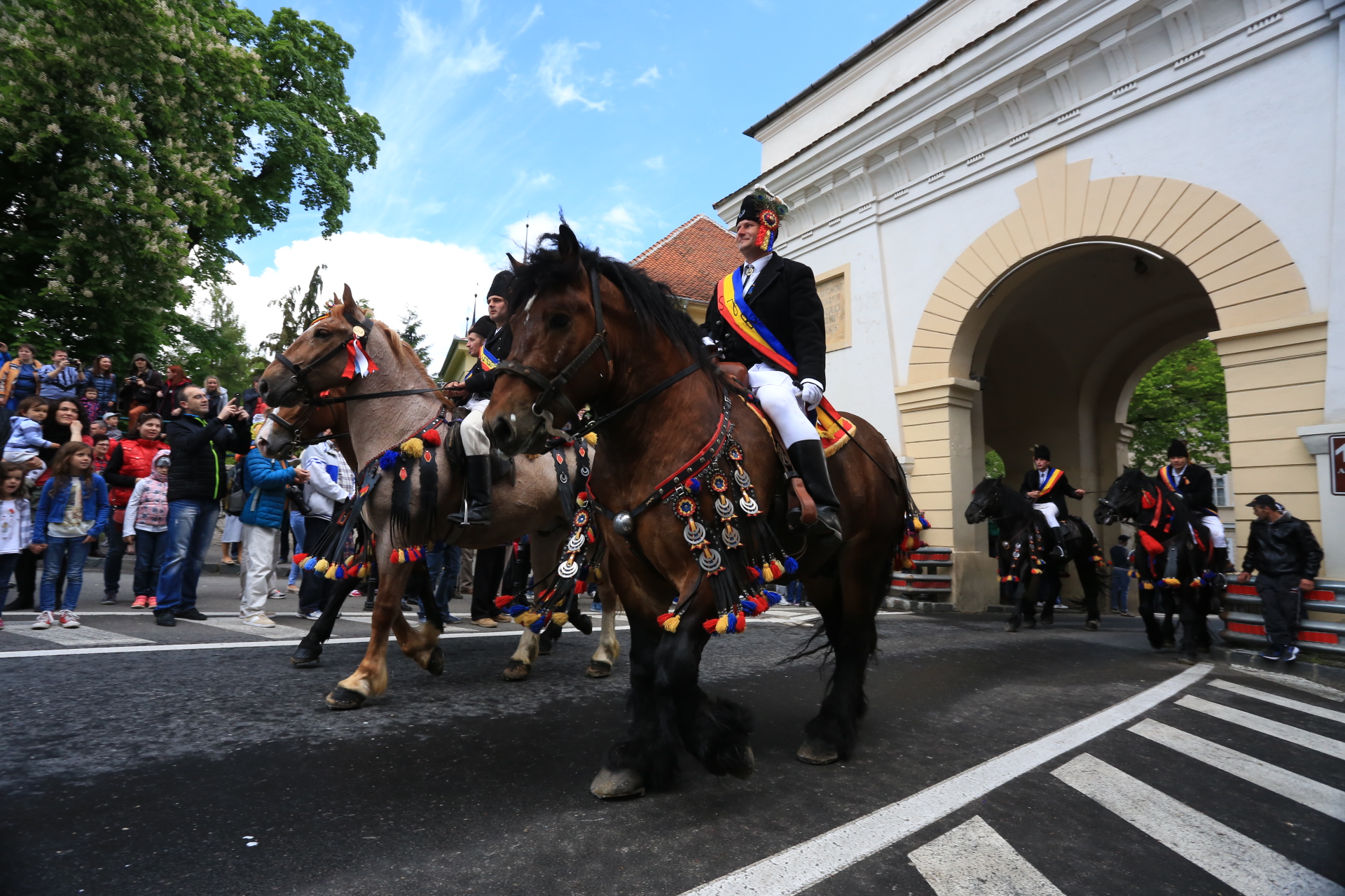 Mii de oameni au asistat la Parada Junilor la Brașov | GALERIE FOTO