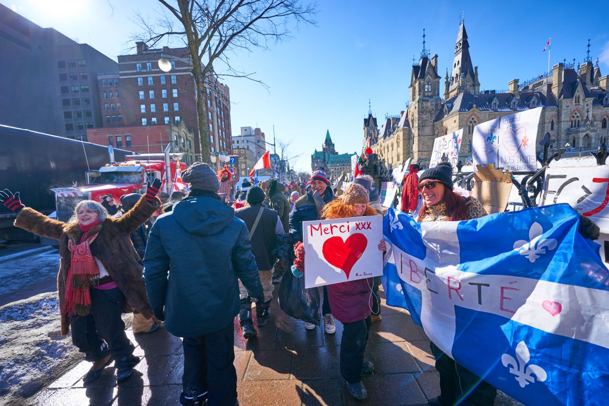 Tabere cu saună și locuri pentru luat masa. Capitala Canadei, transformată de camionagiii care protestează față de vaccinare