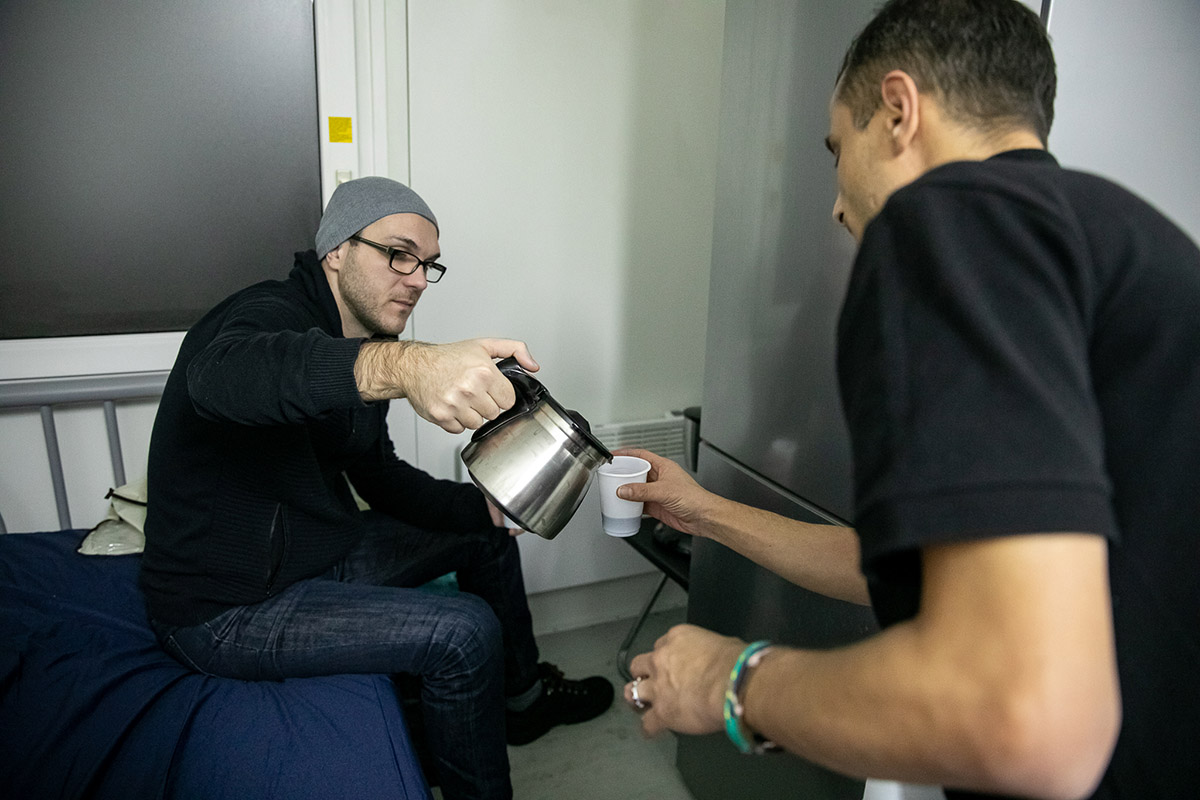Cum e noaptea dintre ani pentru oamenii fără adăpost,  care abia își duc zilele. Revelion cu urme de artificii pe cer și o felie de tort de ciocolată
