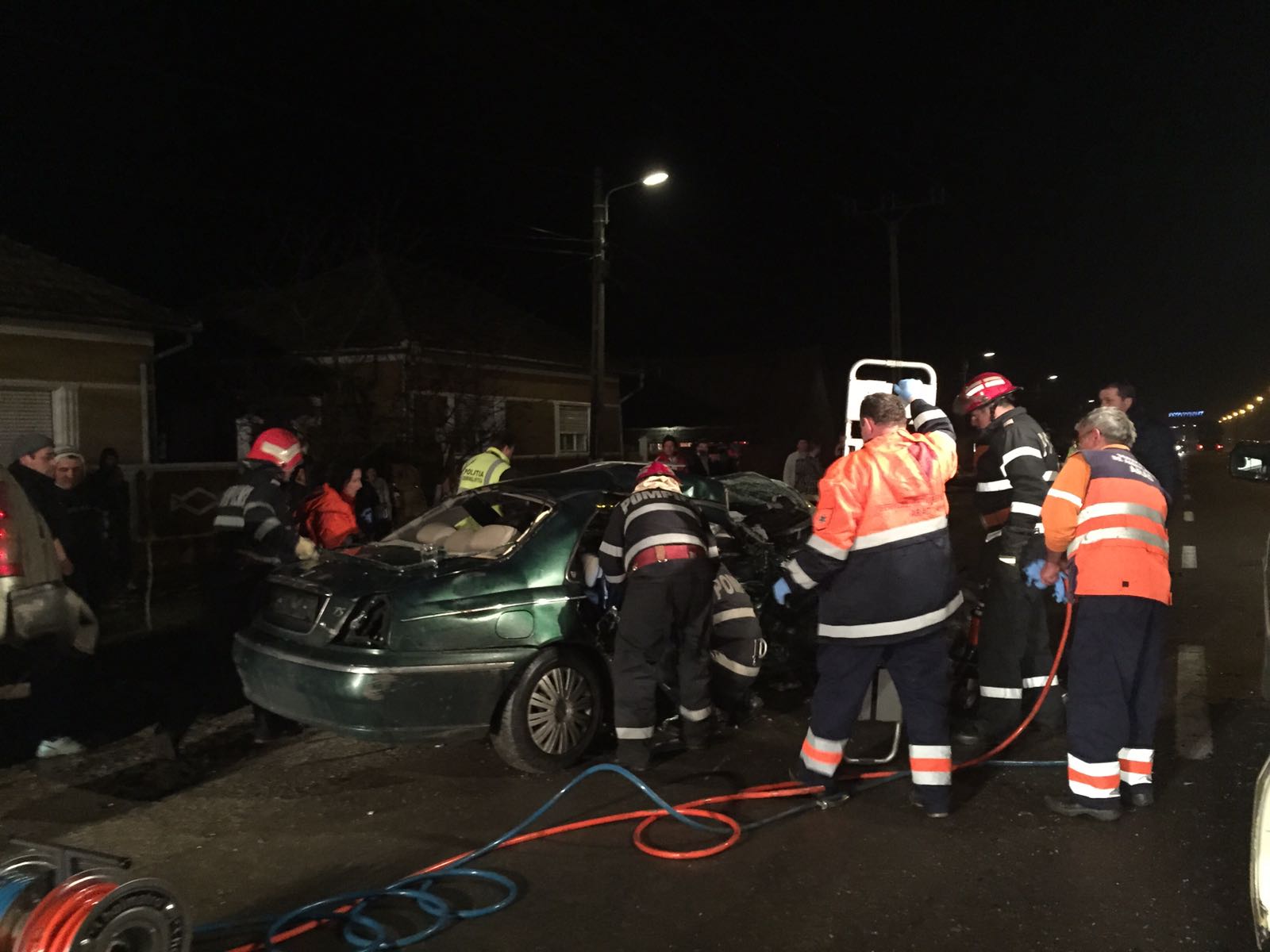 UPDATE | Grav accident în Arad: Doi morţi şi șase răniţi! Logodnicii decedați au fost găsiți ținându-se de mână