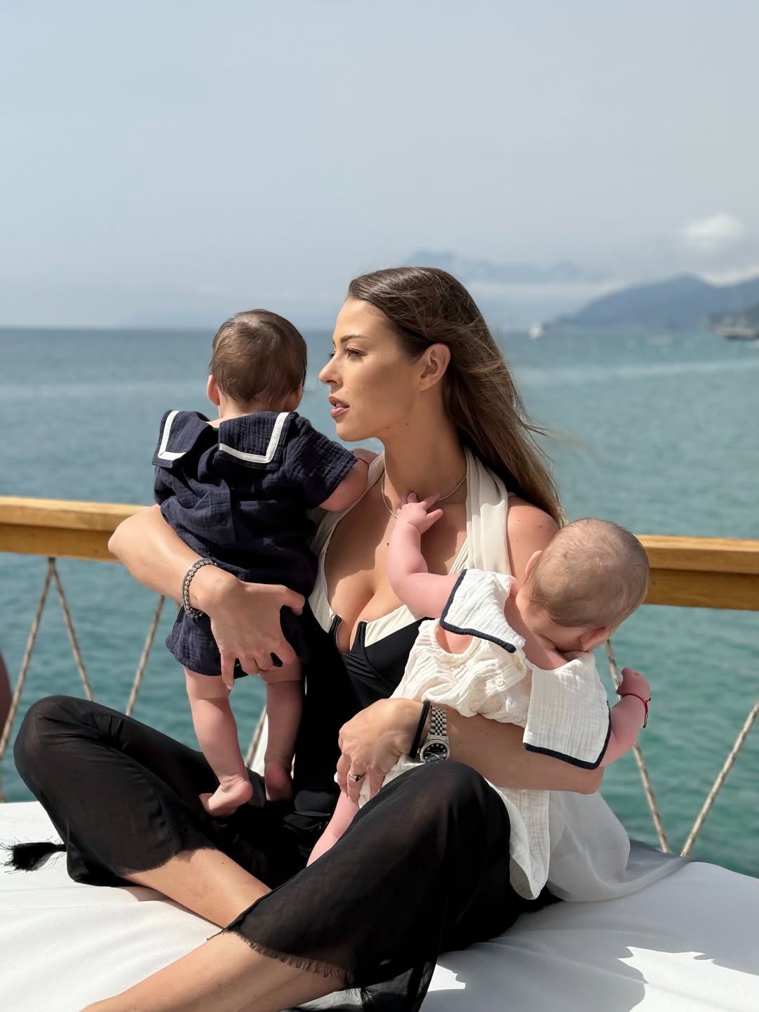 Imagini cu Roxana Nemeș și gemenii ei în vacanță, în Turcia. Cât costă sejurul la resortul de cinci stele din Antalya