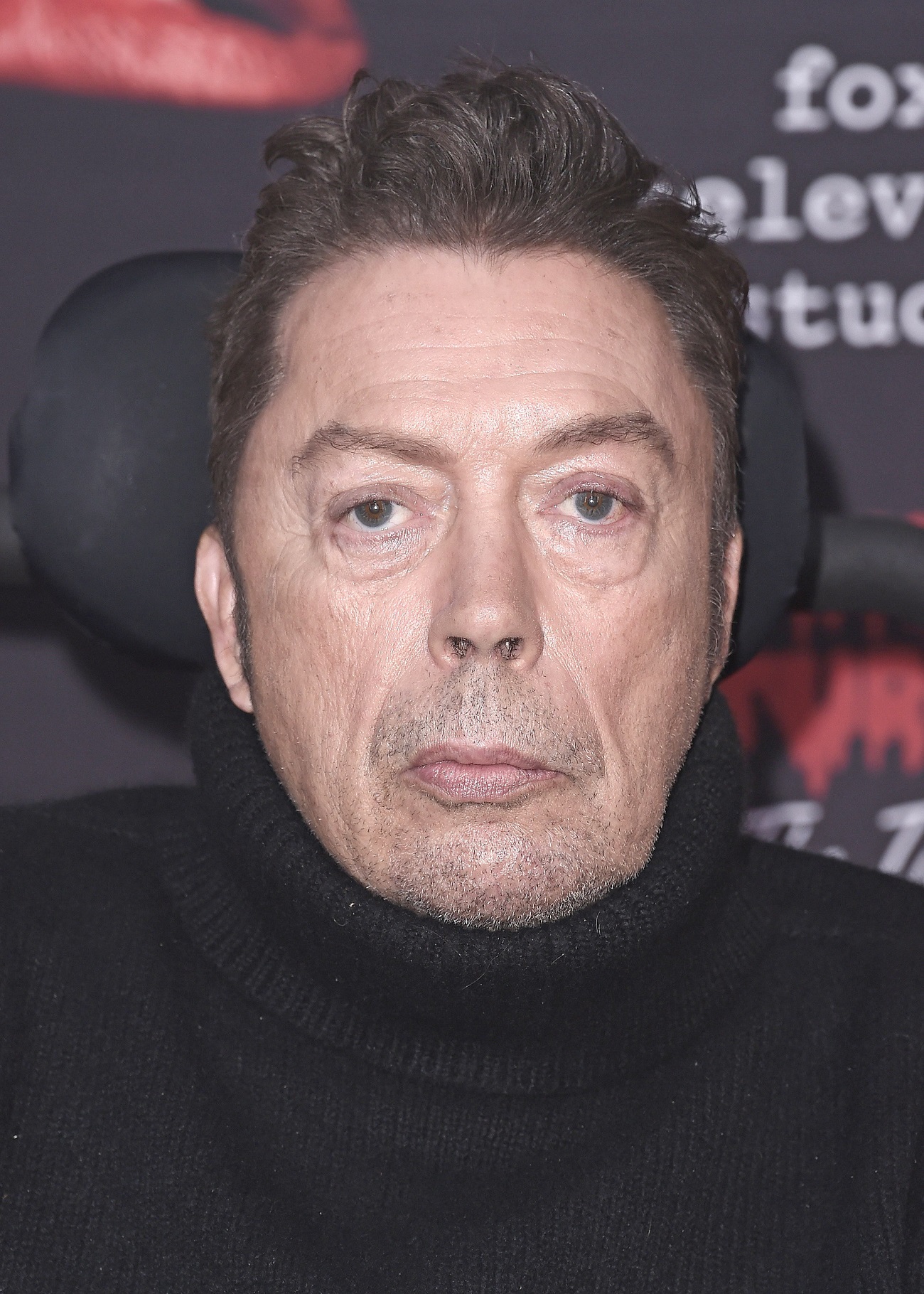 Imagini rare cu Tim Curry, majordomul din „Singur acasă 2”. Actorul a împlinit 78 de ani și e imobilizat într-un scaun cu rotile