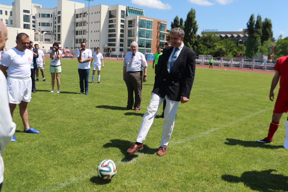 REPORTAJ cu sânge albastru/ Cine este echipa România Regală. Regele lor e golul! Amical cu etichetă cu Heerenveen, pe fostul stadion ”Carol al II-lea”