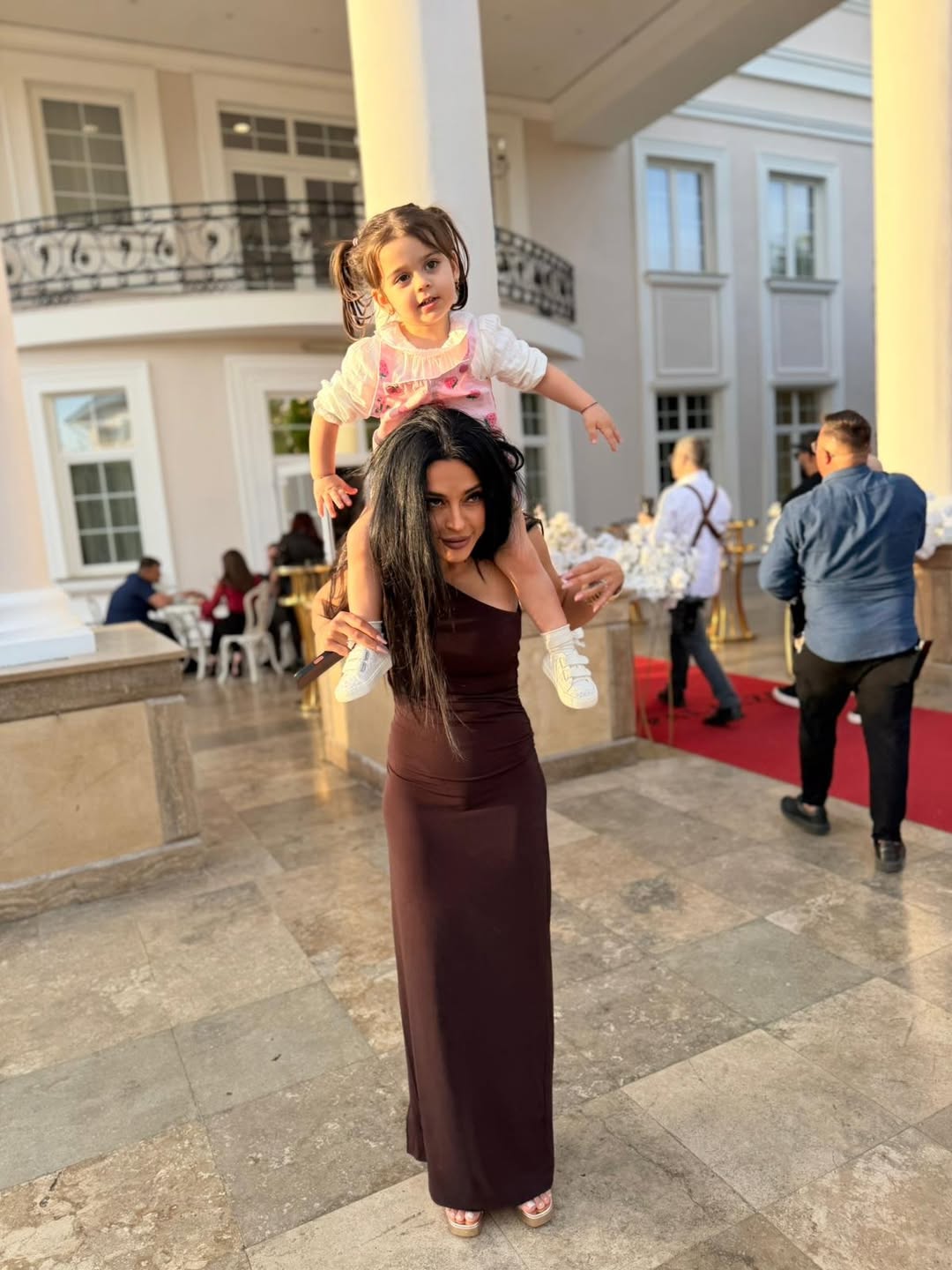Imagini rare cu copiii vedetelor de la Insula Iubirii. Cum arată acum foștii concurenți în ipostaze de familie
