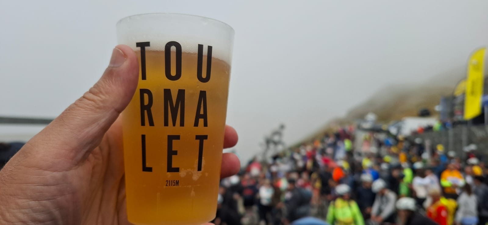 Românii care au dus tricolorul pe cățărările mitice din Turul Franței: „Ca să prindem un loc bun pe Tourmalet, ne-am sculat la 3.30”