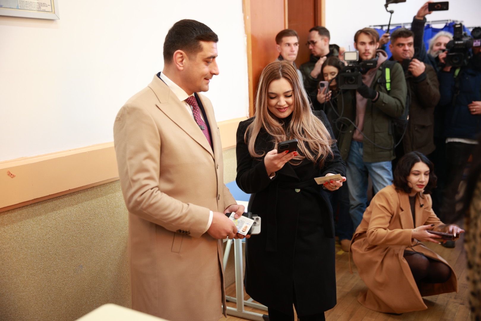 Soția lui George Simion, în negru din cap până în picioare în ziua alegerilor prezidențiale. Gestul făcut de Ilinca Simion în secția de vot