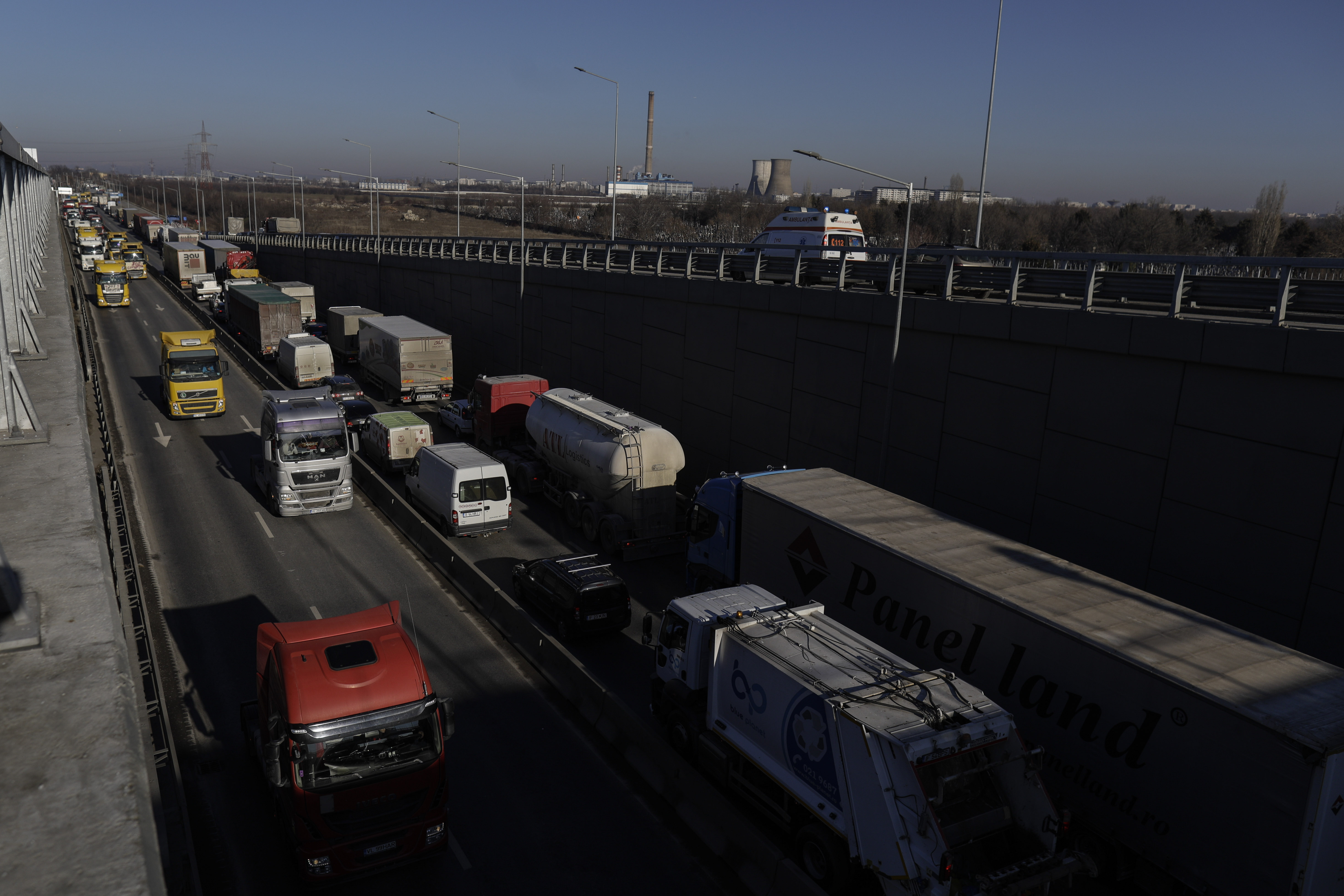Transportatorii și fermierii, blocați de forțele de ordine să intre în Capitală, în a doua zi de proteste. Predoiu: „Trebuie să aibă autorizație”
