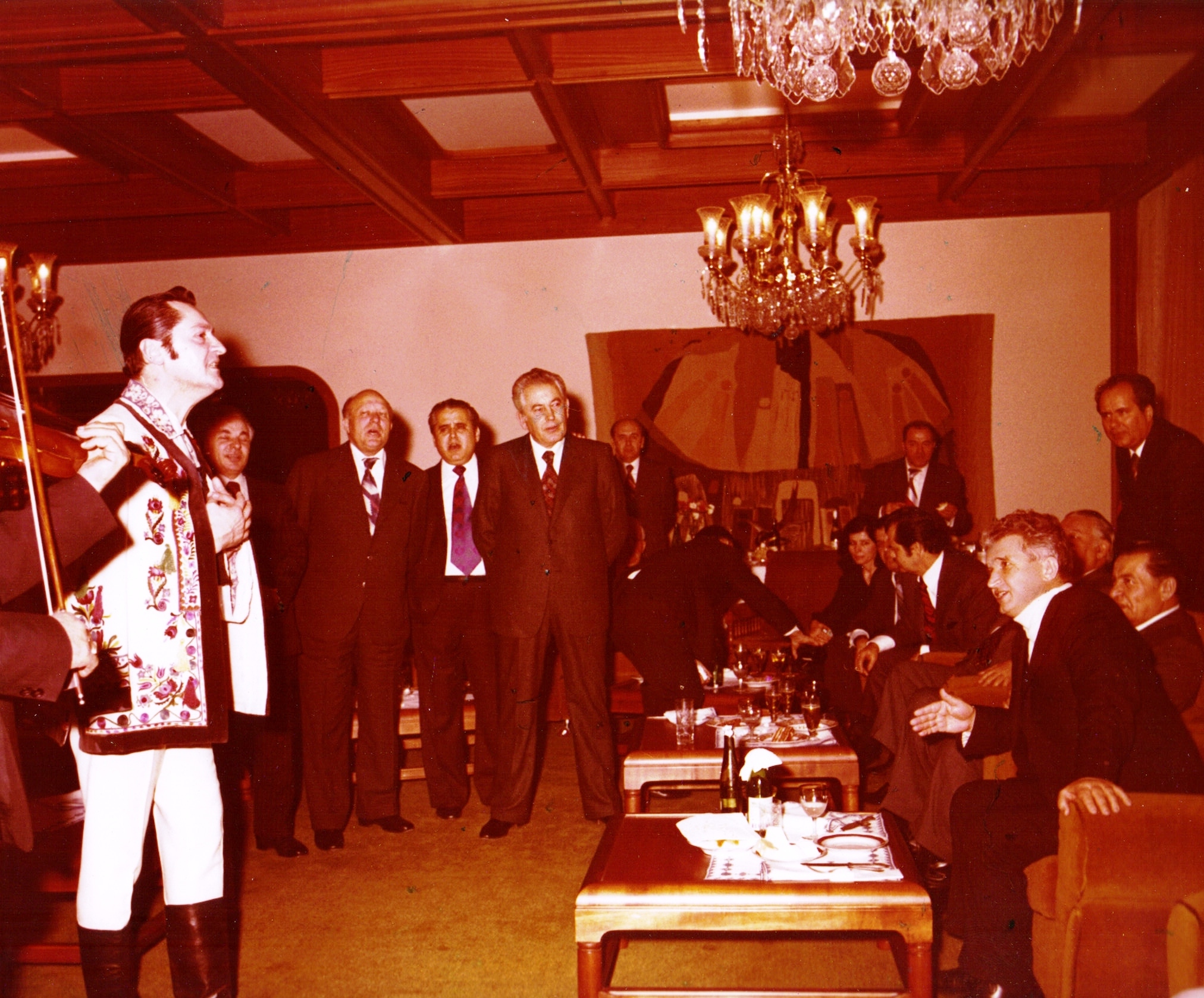 Imagini incredibile de la petrecerile cu lăutari ale lui Nicolae Ceaușescu. Dedicații cu Gică Petrescu și Romica Puceanu