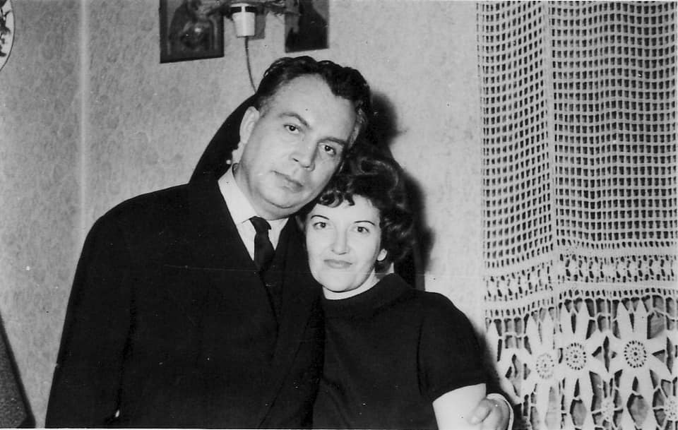 Fotografii inedite cu Corina Chiriac și părinții ei! Cântăreața a donat pianul părinților, pentru pomenire. Instrumentul e acum la Conservator