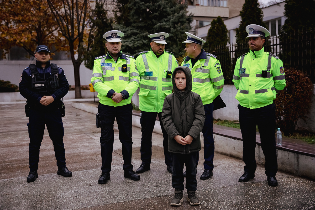 REPORTAJ. Victimele accidentelor auto au fost comemorate, la Bârlad, cu preot şi poliţişti: „Să nu mai avem asfalt însângerat!”