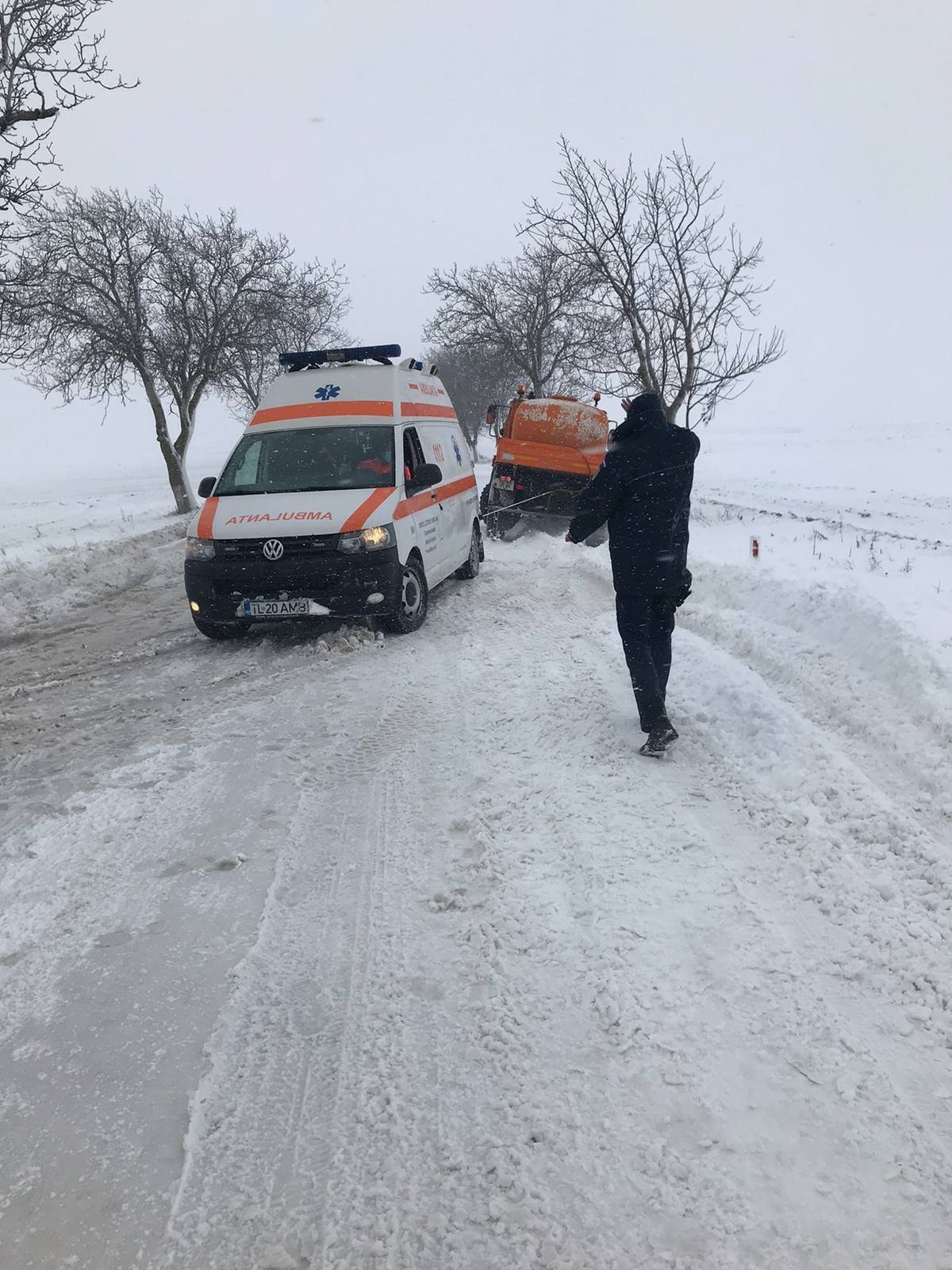 Intervenție dificilă în Tulcea. O ambulanţă care transporta la spital o femeie însărcinată, blocată în zăpadă
