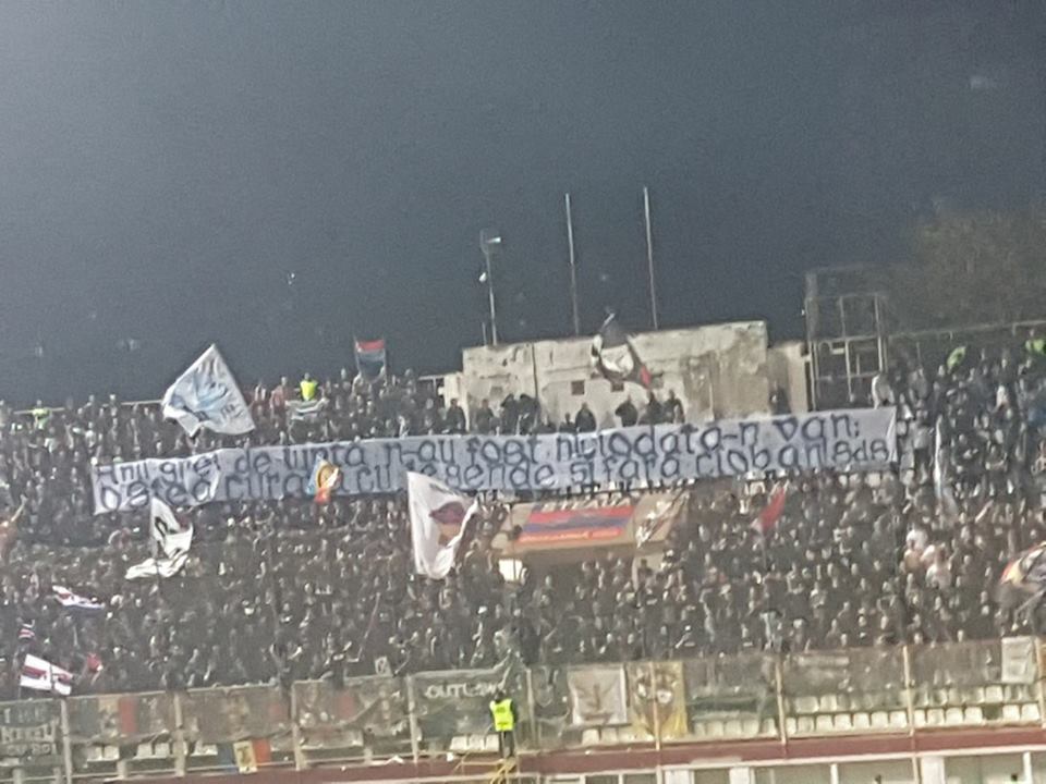 Cele mai tare mesaje afișate la Academia Rapid - CSA Steaua: ”Galeria lu′ Rapid, cea mai membră de partid” | GALERIE FOTO